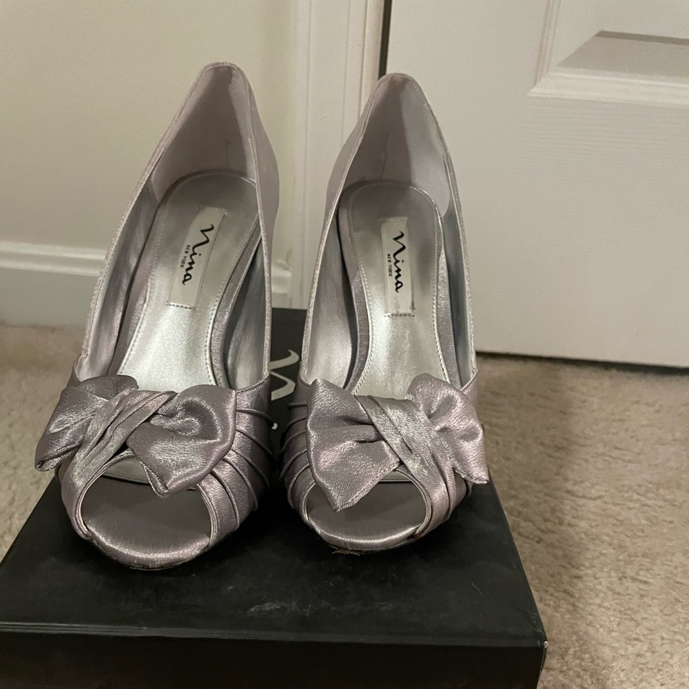 Like New Nina  peep toe evening shoes in silver size 7
